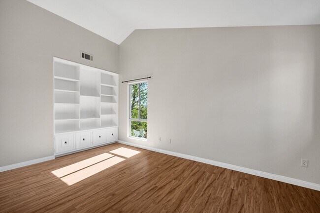 Building Photo - Bright and Open 3 Bedrooms Plus 2 Car Garage