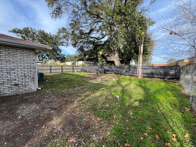 Building Photo - 1021 Sandalwood Dr