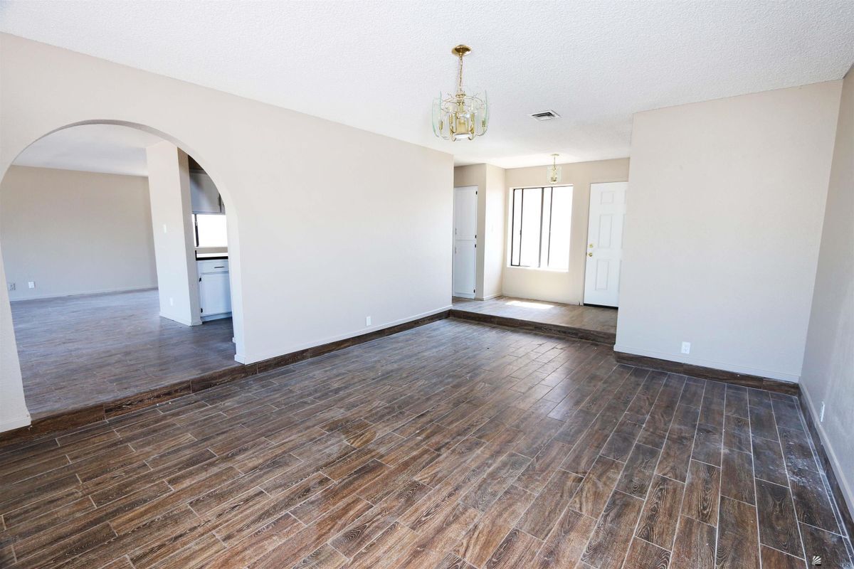 Building Photo - 1276 S Pagent Ave