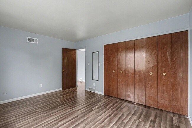 Building Photo - 25325 Shiawassee Cir