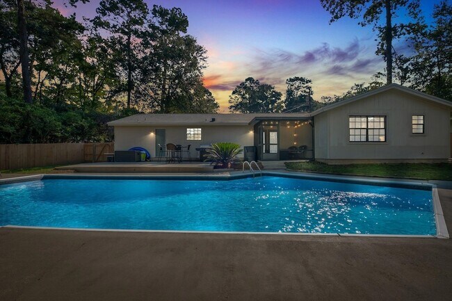 Building Photo - 890 Richardson Rd