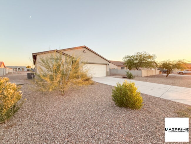 Building Photo - Modern 3/2 Arizona City Home - Spacious La...