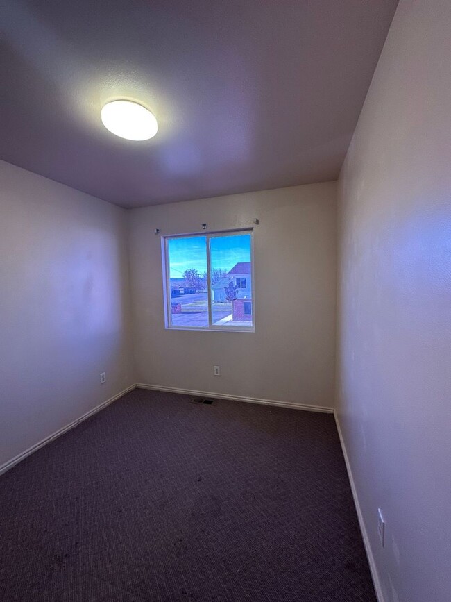 Building Photo - Milford Townhouse