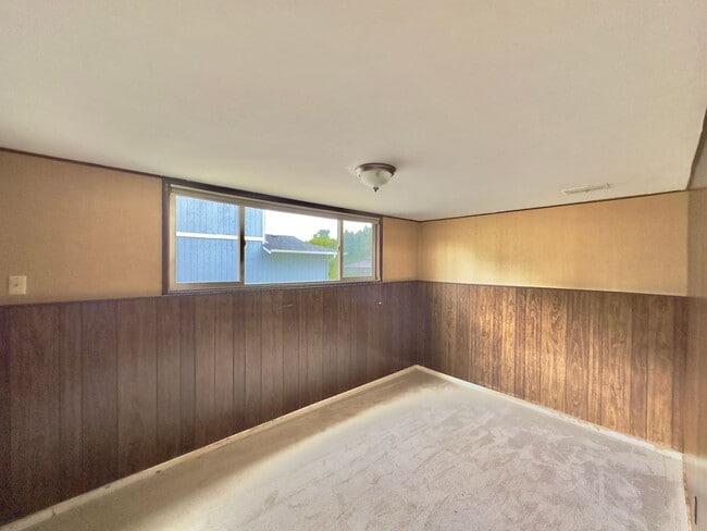 Building Photo - 2,510 Sq Ft | 5 Bedroom · 3 Bathroom – W/D, Terrace, Garage & Extra Space