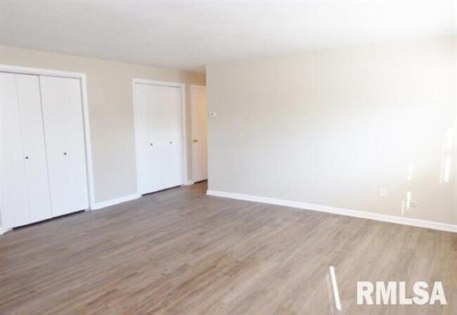 Building Photo - 5229 North Montclair Avenue