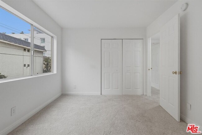 Building Photo - 435 N Oakhurst Dr