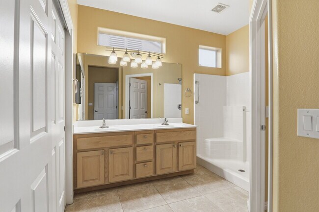 Building Photo - Comfortable single-story living! This inviting 3-bed, 2-bath home offering 1,756 sq ft with fully...