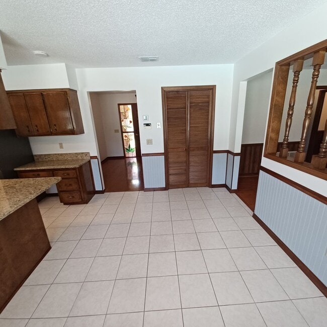 Building Photo - 2295 Foxwood Dr