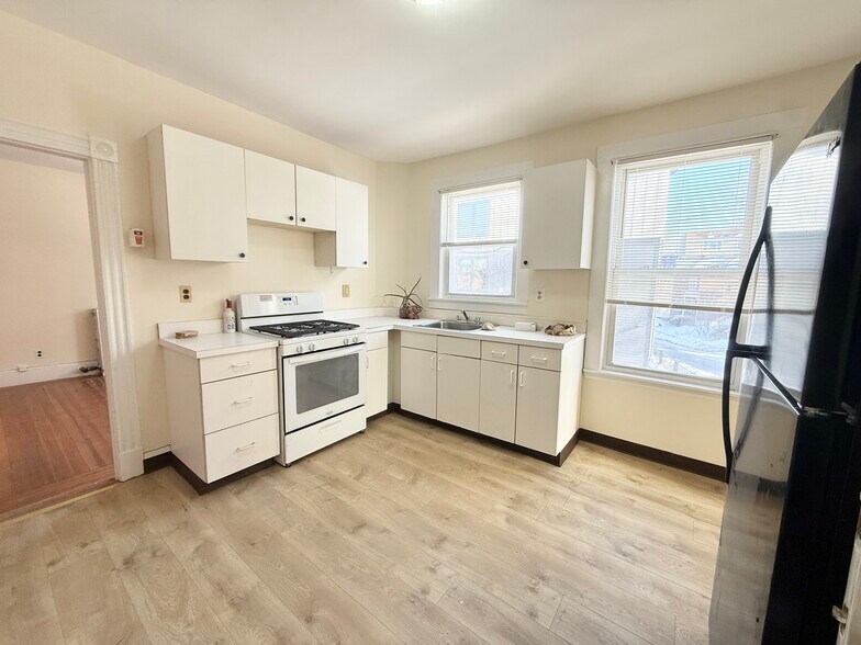 Building Photo - 144 Hillside St