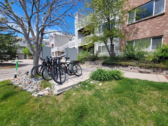 Building Photo - Adorable and Sunny One Bedroom Apartment near CU in Central Boulder