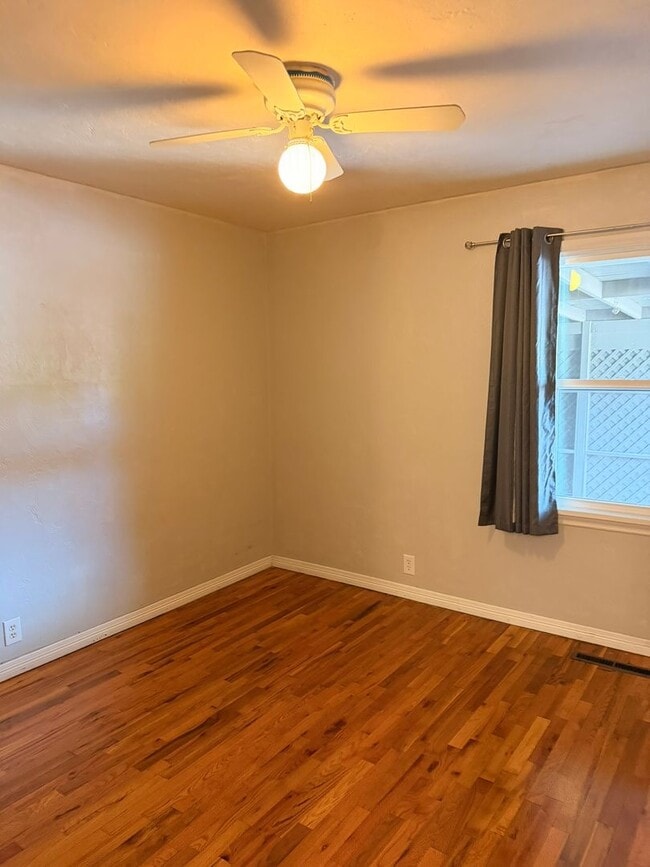 Building Photo - 4BED Near CMU Campus!!!!!!