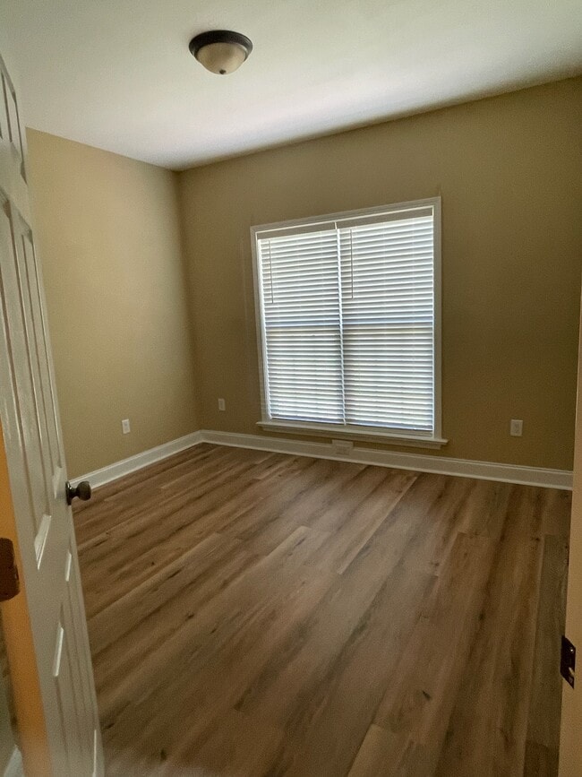 Building Photo - 266 Willow Lake Dr
