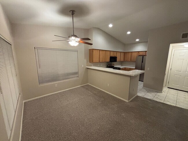 Building Photo - 2 Bed/ 2 Bath upstairs Condo in Guard Gated Painted Desert