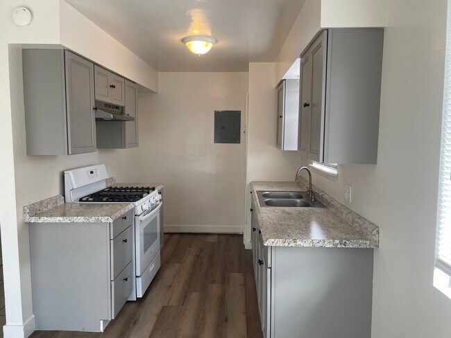 Building Photo - 1414 W Vassar Ave