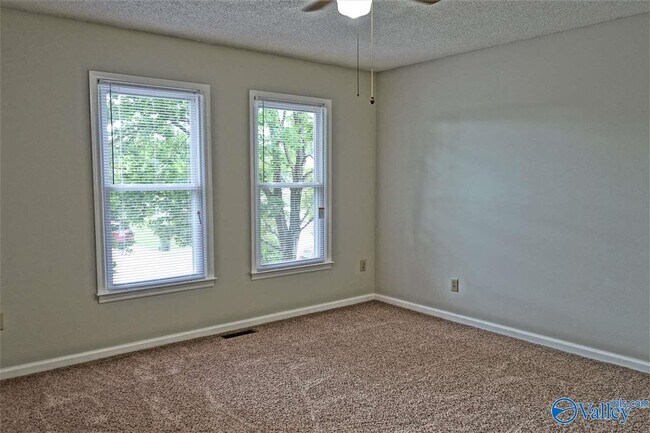 Building Photo - 106 Cresent Circle