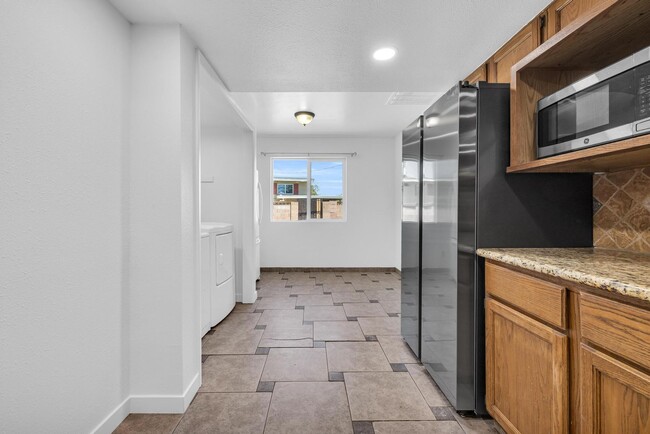 Building Photo - 6 Bedrooms, 3 Bath,  Pool CLOSE TO ASU (Rural & Broadway)