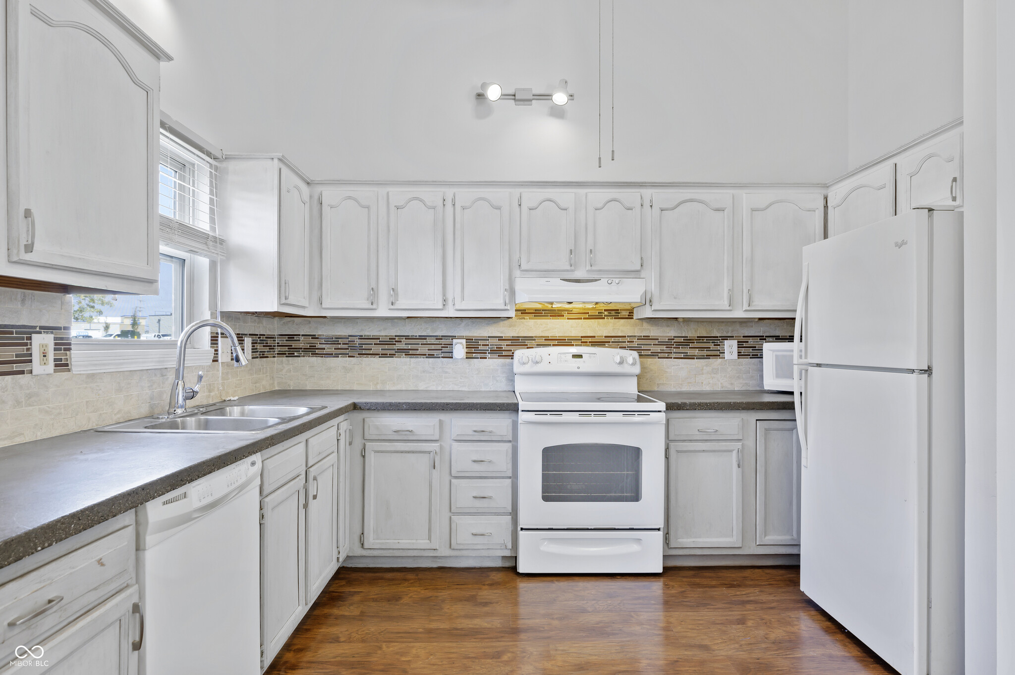 kitchen - 1038 Mustang Ct