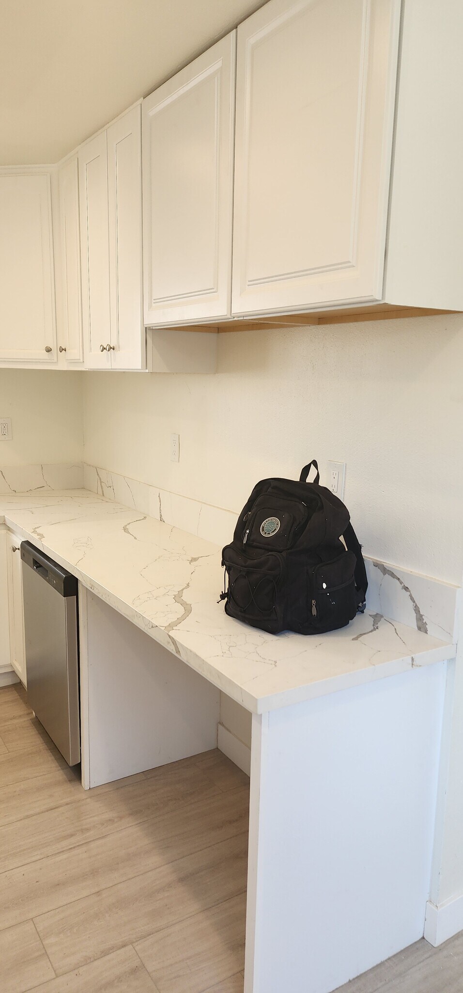 Building Photo - 950 N Kingsley Dr