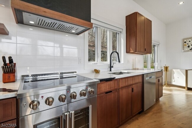 Building Photo - 301 Kingsland Rd