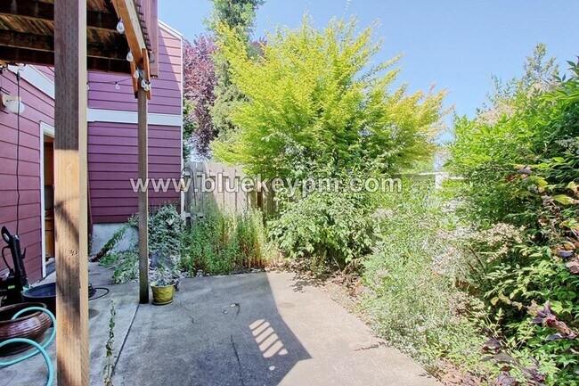 Building Photo - 3 Bed, 2.5 Bath Townhome in Hillsboro Near Quatama Park and Intel's Ronler Acres Campus