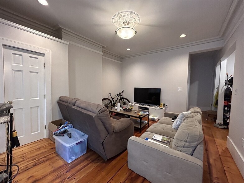 Building Photo - 26 Mystic St