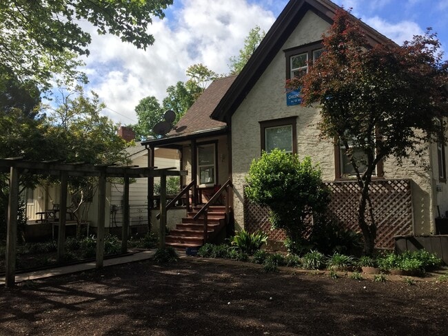 Primary Photo - **RESERVE NOW FOR SUMMER 2026* * Great 5 Bedroom house close to Downtown