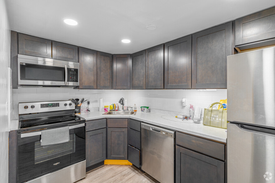 1BR, 1BA - 750SF - Kitchen - Glenmore Place Apartments