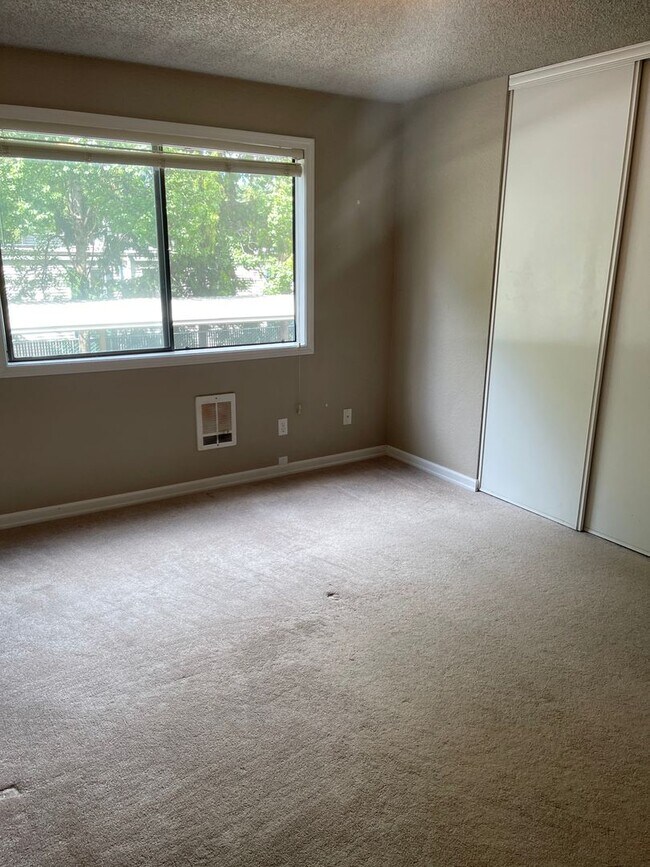 Building Photo - Spacious Condo in North Seattle!