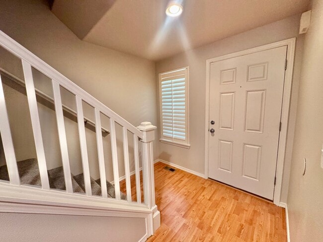 Building Photo - EZ living, Private Townhome setting Central Vancouver