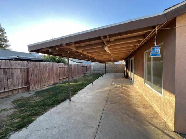 Building Photo - 321 Reynosa Ave