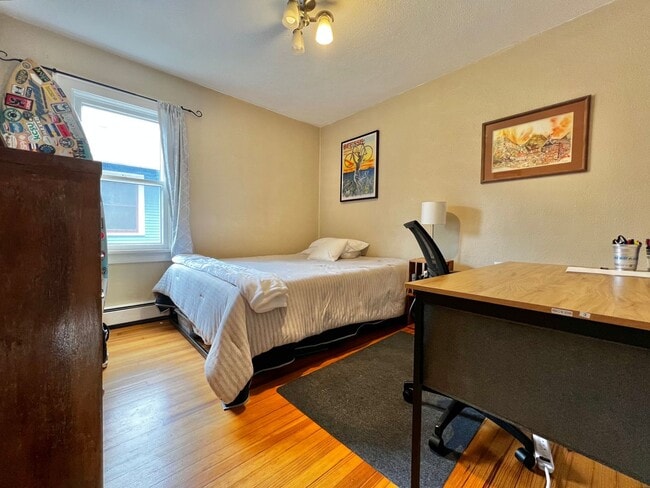 Building Photo - Amazing Location for a 2-Bedroom, 1-Bathroom Duplex Unit!