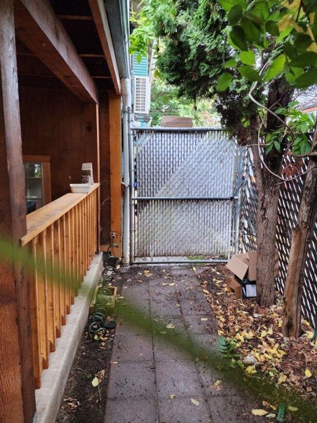 Building Photo - 3 bedroom 1 Bath Great Location Fully Fenc...