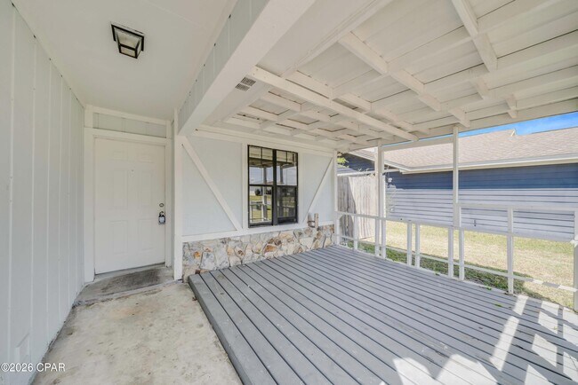 Building Photo - 7011 Lois St