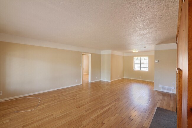 Building Photo - Spacious 3Bed/2Bath, 1-Story Ranch Home lo...