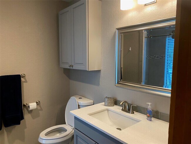 Building Photo - 502 Harbor Dr