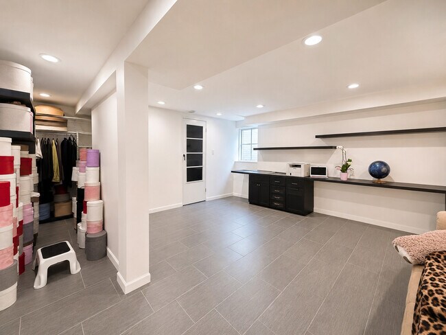 Building Photo - 495 S Crow Trail