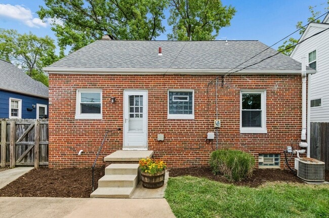 Building Photo - 557 E Royal Forest Blvd