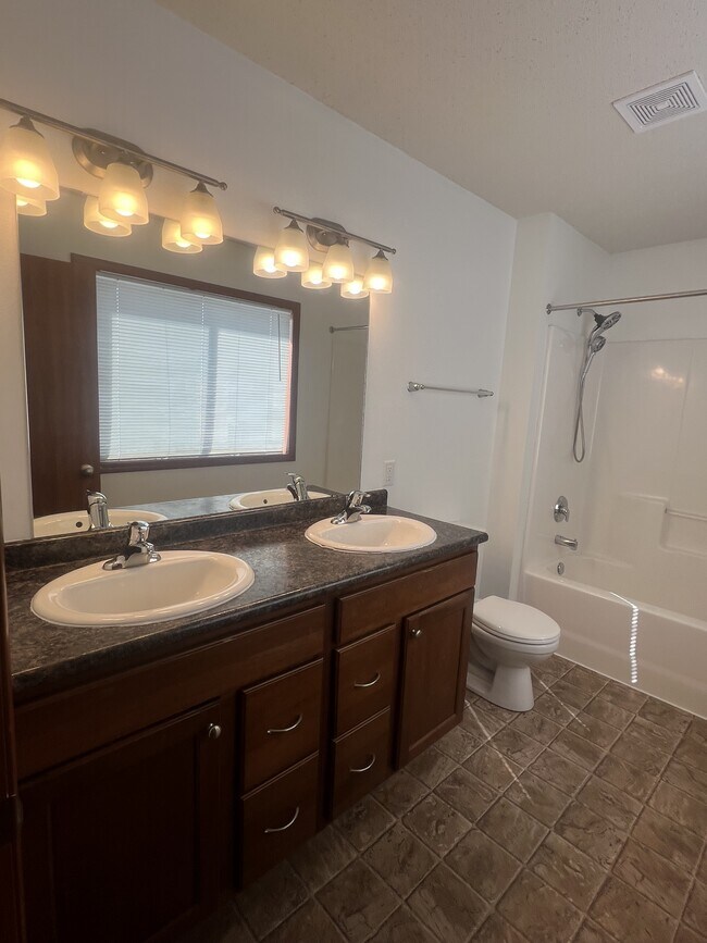 Building Photo - 4257 Estate Dr S