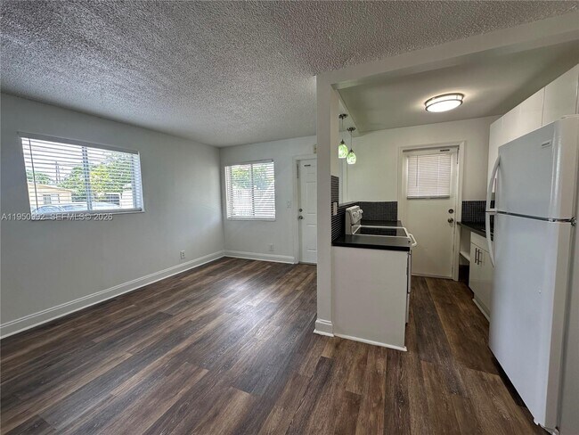 Building Photo - 2325 Arthur St