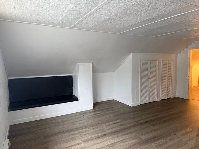 Building Photo - Updated 4 bedroom, 1 bath home in Eugene!