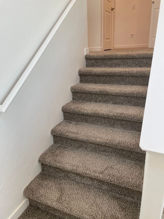 Building Photo - Available Now- Beautiful Nampa Townhome