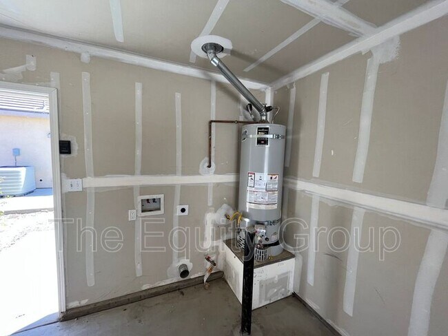 Building Photo - 2133 W Lark Ave