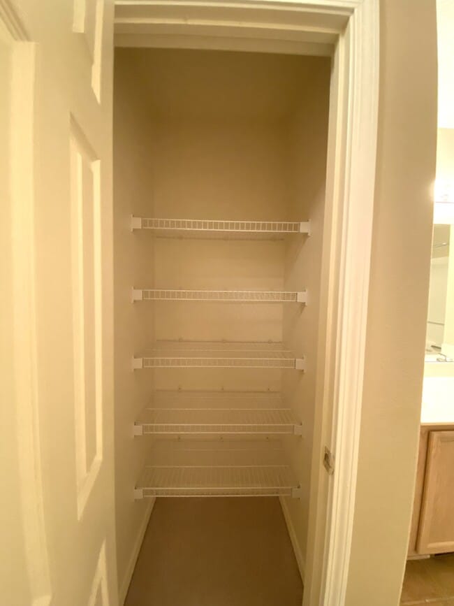 Building Photo - LOTS OF SPACE - LARGE 3 BR PLUS LOFT!