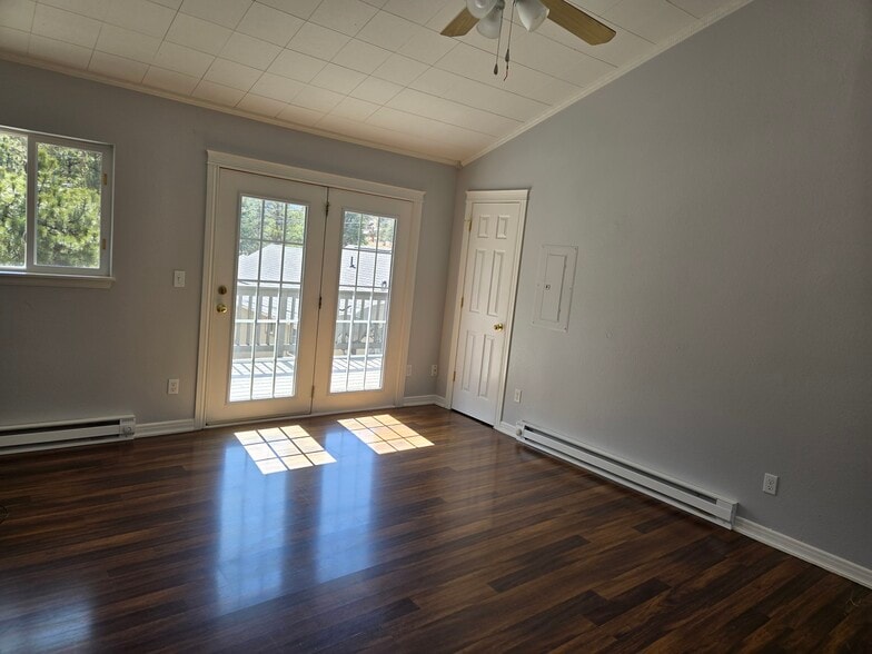 Living room - 2089 Eagle Cliff Rd