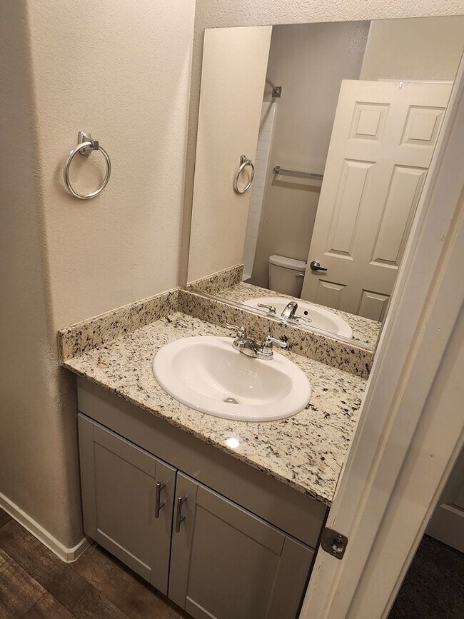 Building Photo - 3 bedroom/ 2 bath condo in gated community