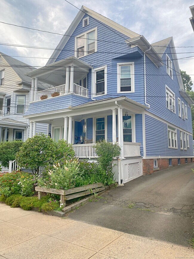 Building Photo - 253 Willow St
