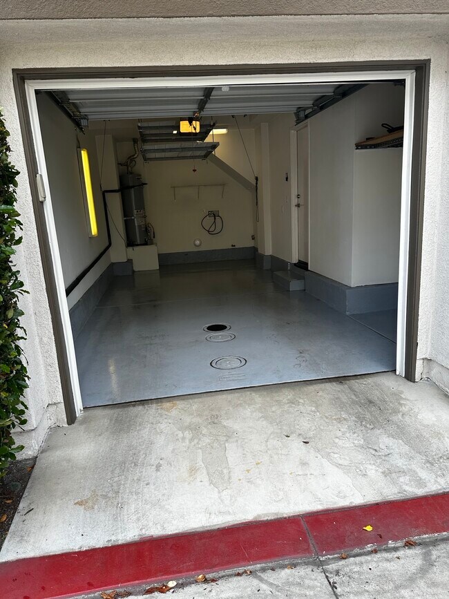 Building Photo - 310 Sunset Way