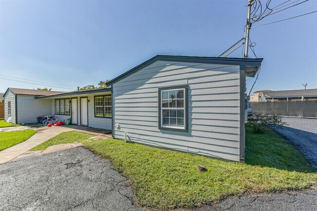 Building Photo - 1266 Dove St