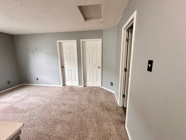 Building Photo - Perry Township 3 bedroom 2.5 bathroom