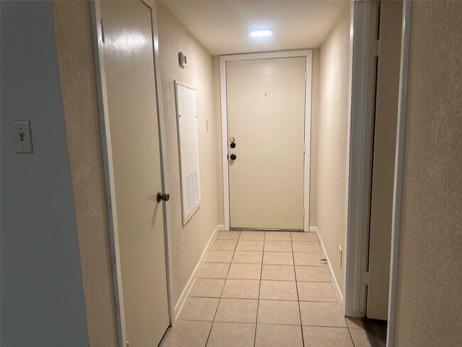 Building Photo - 17401 Red Oak Dr